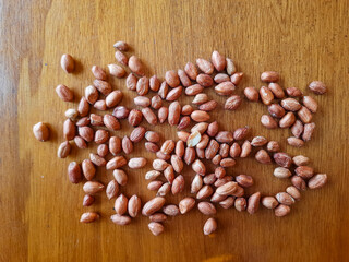 Peeled peanuts are a food used to enhance the taste of food