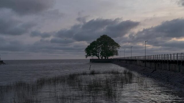 Amanecer viendo el rio de la plata en Olivos, Buenos Aires, Argentina