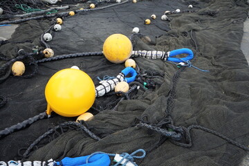 漁に使う細かい目の網と浮き玉 © 雅弘 山口