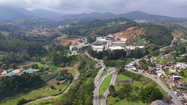 Video a&eacute;reo realizado en zona rural del municipio de Caldas, en el que se observa la carretera conocida como Conexi&oacute;n Pac&iacute;fico 1.