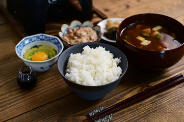 納豆たまごかけご飯とみそ汁など