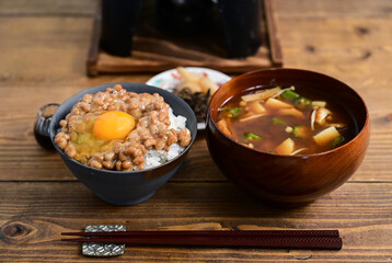 納豆たまごかけご飯とみそ汁など