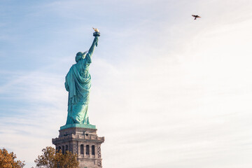 Obraz premium statue of liberty with a dove flying away