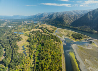 Fototapeta premium A beautiful mountain range with a river running through it