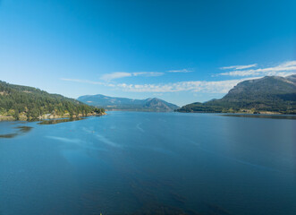 Fototapeta premium A beautiful lake with mountains in the background