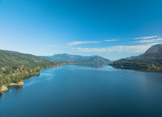 Fototapeta premium A beautiful blue lake with mountains in the background