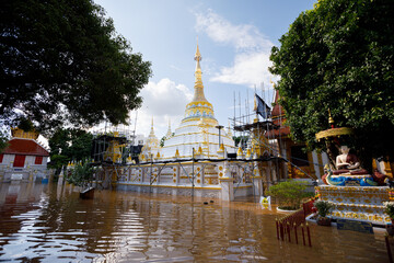 Chiang Mai city flooded as Ping River overflows