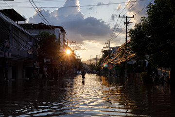 Chiang Mai city flooded as Ping River overflows