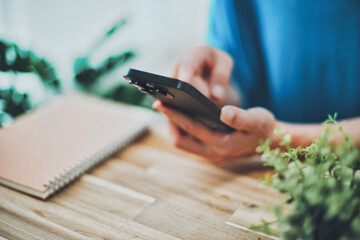 スマホを操作する女性の手元