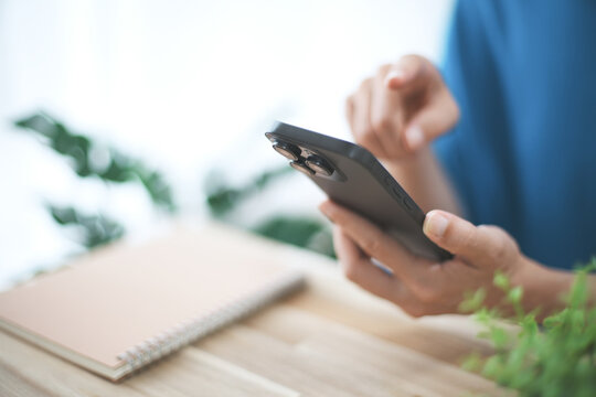 スマホを操作する女性の手元