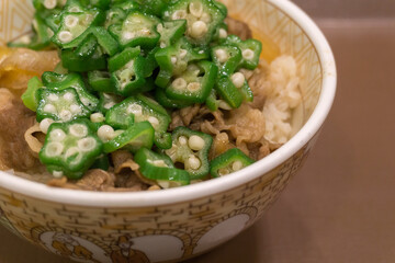 オクラ牛丼