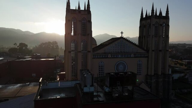 Toma a&eacute;rea con dron de amanecer en las monta&ntilde;as iglesia