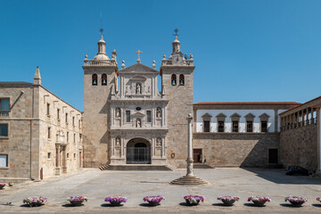 Catedral de Santa Maria e o Pelourinho do Largo do Adro em Viseu, tesouros arquitetónicos em...