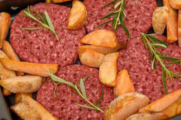 Mięso mielone w formie kotletów pieczone razem z ziemniaczkami pokrojonymi w łódeczki, szybki obiad