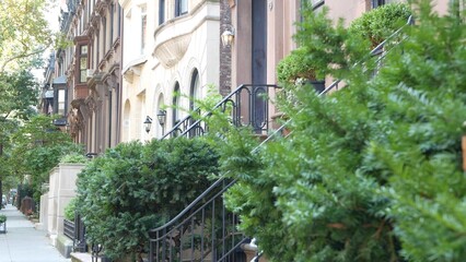 Fototapeta premium New York City townhouse building, Brooklyn Heights residential district, USA. Brownstone urban architecture, attached house. United States real estate, american property, apartments and homes in NYC.