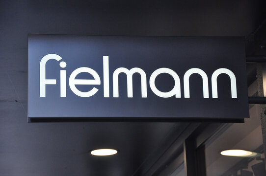 Fielmann #Firmenlogo &uuml;ber dem Haupteingang der Filiale f&uuml;r Brillen.