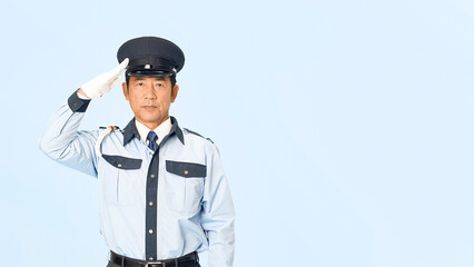 敬礼する男性警備員