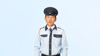 話をする男性警備員