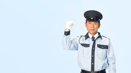 ガッツポーズする男性警備員