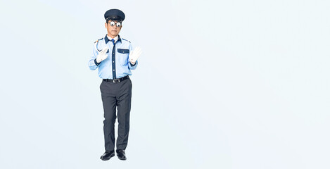 踊る男性警備員の全身写真