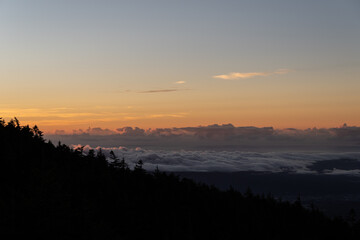富士山の五合目から眺める夜明け