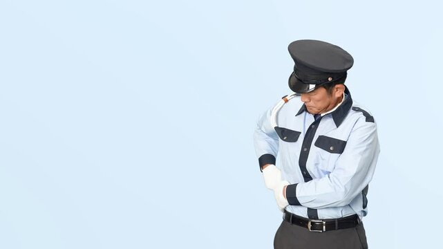 手錠を見せる男性警察官