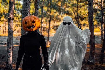Naklejka premium Halloween Whispers: When Ghosts Meet Pumpkins