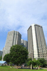 横浜みなとみらいにある高いビジネスビルや施設のある都市風景