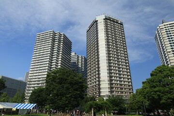 横浜みなとみらいにある高いビジネスビルや施設のある都市風景
