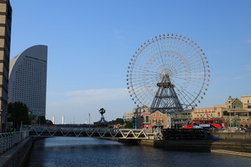 横浜みなとみらいの遊園地周辺の風景