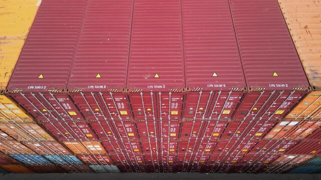 drone, vista su container colorati nei pressi di binari del treno
