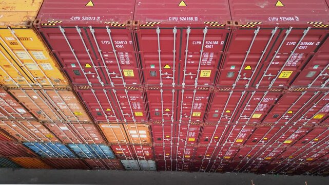 drone, vista su container colorati nei pressi di binari del treno
