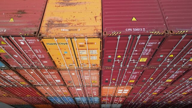 drone, vista su container colorati nei pressi di binari del treno
