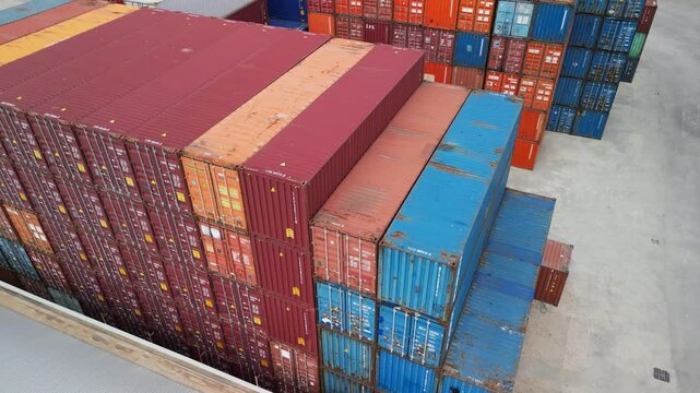 drone, vista su container colorati nei pressi di binari del treno
