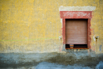 pared antigua con ventana colorida vintage, artístico