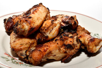 Grilled chicken wings lie on a plate.