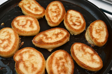 The picture shows the process of making pancakes in a frying pan.