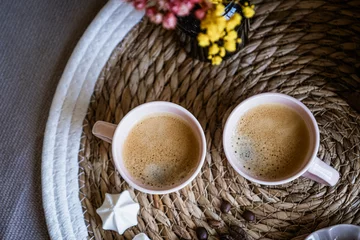 Tasse de café chaud sur la table avec des grains de café