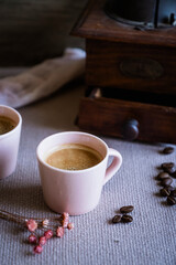 Tasse de café chaud sur la table avec des grains de café