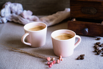 Tasse de café chaud sur la table avec des grains de café