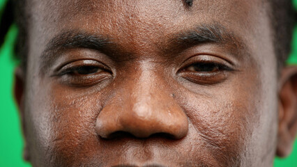 Obraz premium Man's eyes, close-up, on a green background