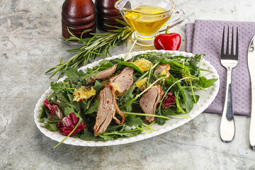 Salad with roasted duck and orange
