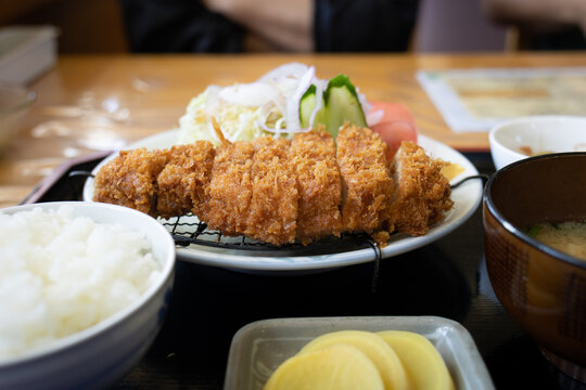 揚げたてのとんかつ定食