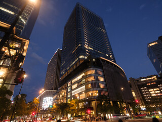 夜のビル、梅田