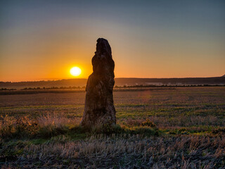 Menhir bei Sonnenaufgang