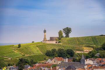 Le Phare de Verzenay au milieu des vignobles de vin pétillant de Champagne © Gerald Villena
