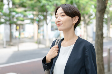 笑顔で歩くビジネスウーマン