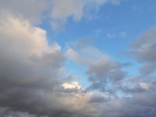Fototapeta premium beautiful cloudy sky sunlight from the side, dramatic feel, it's going to rain