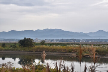 秋の田舎の風景、彦根市から東方に見える山並み