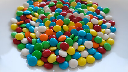 Obraz premium close up shot of colorful chocolate candies 